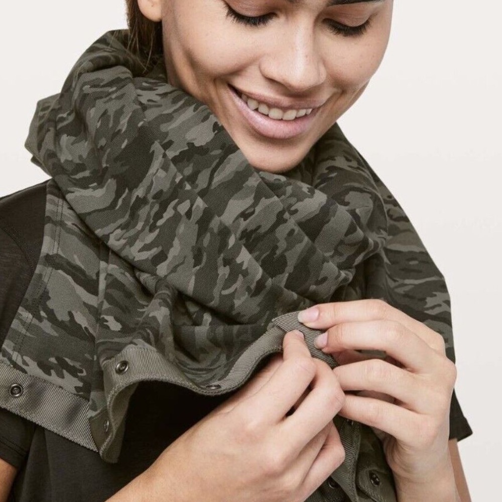 Lululemon Vinyasa Multi Wear Scarf O/S Black Gray Snap Buttons Camouflage Print